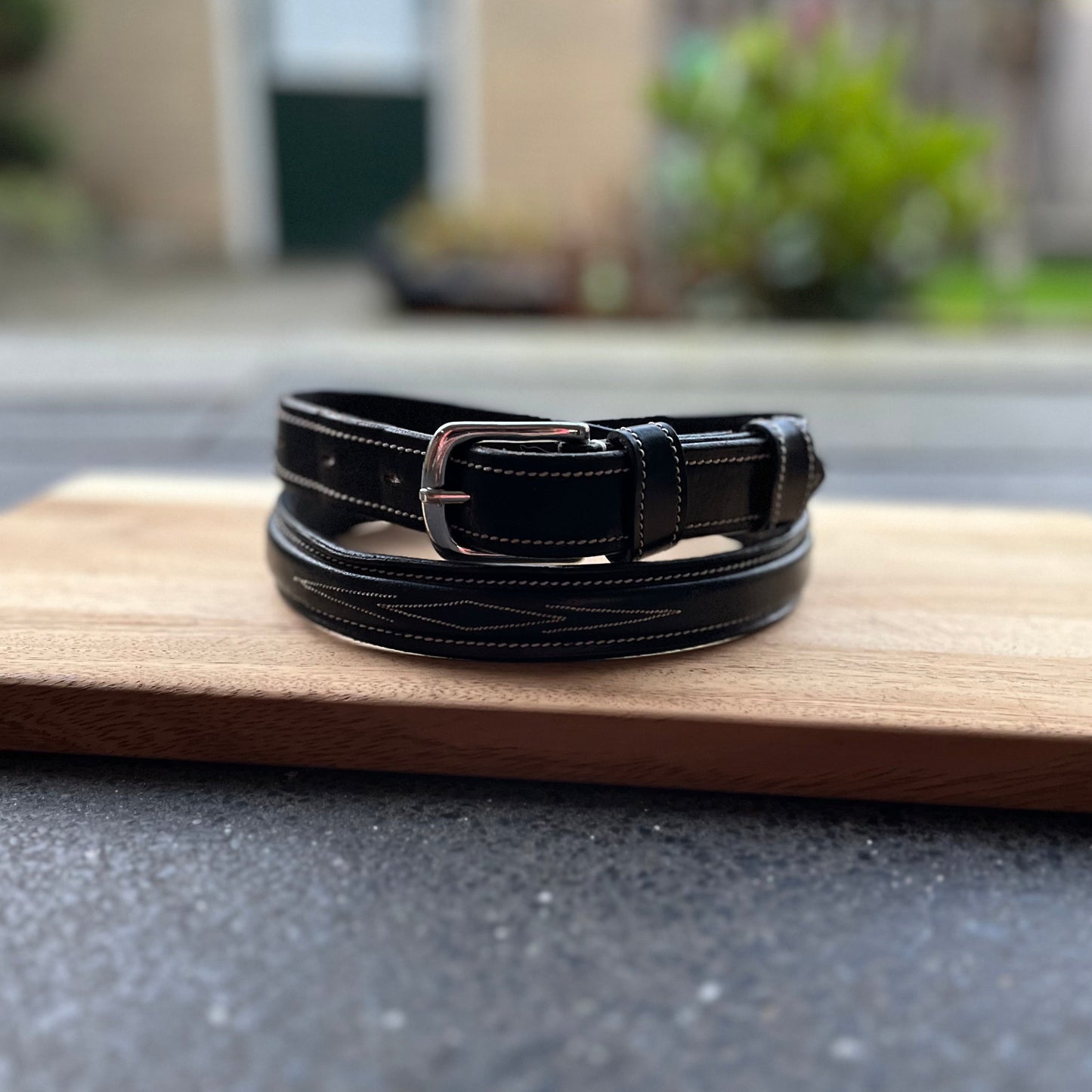 Zwarte riem met stiksel